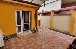 Casă de două dormitoare, curte 130 mp, zona Centrala 