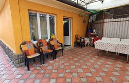 Casă de două dormitoare, curte 130 mp, zona Centrala 