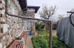 Doua case individuale, suprafata totala 180 mp, in aceeasi curte, teren 900 mp, Ploiestiori