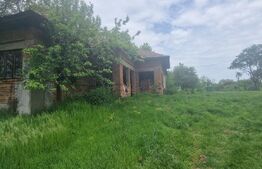 Casa demolabila formata din 2 corpuri, 124 mp utili, teren 4230 mp, Baicoi