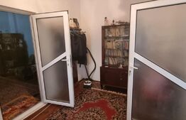 Casa formata din 2 corpuri alaturate, 5 camere, 125 mp, teren 400 mp