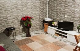 Apartament 3 camere decomandat, in vila, cu terten si intrarea separata, Campina