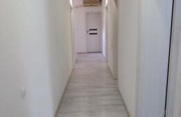 Proprietate Exclusivistă: 2 Case, Piscină și Teren de Tenis pe 3833 mp