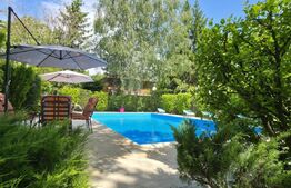 Proprietate Exclusivistă: 2 Case, Piscină și Teren de Tenis pe 3833 mp