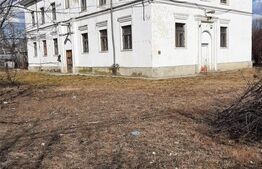 BLOC la pret de APARTAMENT:Cladire vanzare pe 3 nivele, 15 camere, 3 bai.