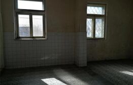 BLOC la pret de APARTAMENT:Cladire vanzare pe 3 nivele, 15 camere, 3 bai.