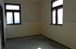 BLOC la pret de APARTAMENT:Cladire vanzare pe 3 nivele, 15 camere, 3 bai.