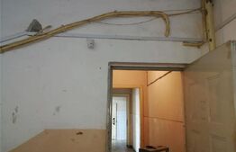 BLOC la pret de APARTAMENT:Cladire vanzare pe 3 nivele, 15 camere, 3 bai.