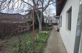 Casa cu 3 camere, curte verde si spatioasa 400 mp,zona Bariera Bucuresti