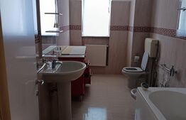 Hala de productie, spatii depozitare, parcare, cladire cu birouri, teren 14474mp