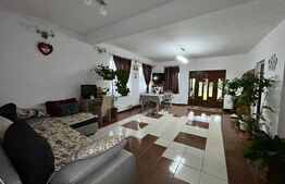 Casa cu 4 camere  pe 2 nivele cu 180 mp uitii + 7 ari teren Str Careiului 