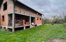 Casă în Construcție pe Malul Somesului