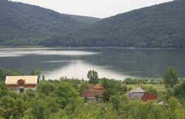 Teren Intravilan pe Malul Lacului Călinești – Ideal pentru Dezvoltare Agroturism