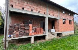 Casă în Construcție pe Malul Somesului