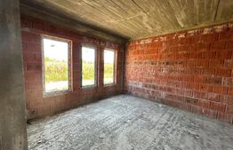 Casa in rosu suprafata 100 mp + 250 mp teren 