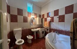 Casă cu 3 camere, 161 mp, cu curte comună, zona-ultracentral