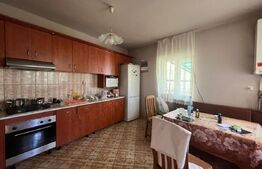 Casă cu 3 camere, 161 mp, cu curte comună, zona-ultracentral