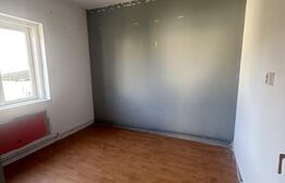 Casa de locuit cu 3 camere, 80 mp, cu 683 mp teren, zona Centrala