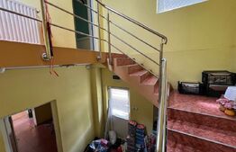 Casa de vanzare, cu 2 camere, zona cu vad comercial. 