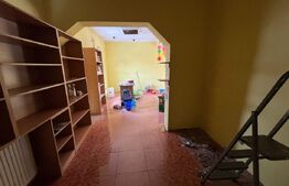 Casa de vanzare, cu 2 camere, zona cu vad comercial. 