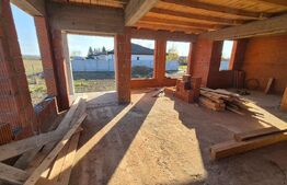 Casa la rosu, 4 camere, 145,31 mp utili, 715 mp teren, zona Martinesti