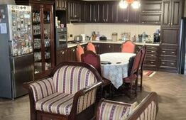 Casa cu 4 dormitoare de vanzare, 180 mp, teren 1487 mp, in Lazuri