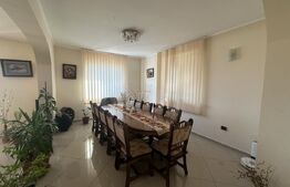Casă spațioasă cu etaj, teren generos și livadă, Zona Paulesti
