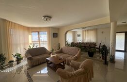 Casă spațioasă cu etaj, teren generos și livadă, Zona Paulesti