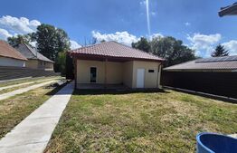 Casa cu 3 camere de , 200 mp, teren 3286 mp, localitatea Jankmajtis, Ungaria