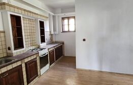 Casa cu 2 apartamente de 3 camere in centru