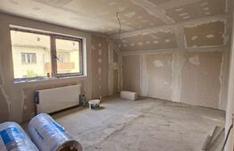 Casă spațioasă, de vanzare, cu 10 camere, 200 mp, zona semicentrala