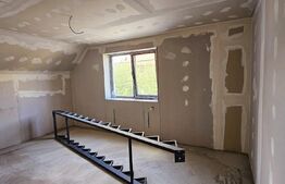 Casă spațioasă, de vanzare, cu 10 camere, 200 mp, zona semicentrala