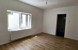Casă spațioasă, de vanzare, cu 10 camere, 200 mp, zona semicentrala