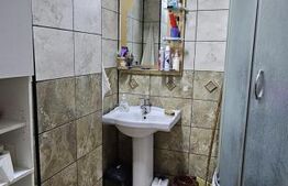 Apartament de 3 camere, decomandat, zona Garii