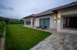 Casă de vanzare, cu 5 camere, 280 mp, zona Nord