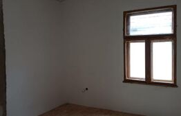 Casa de vanzare cu  2 camere ,Curtea41 - Tg Secuiesc, zona centrale