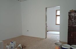 Casa de vanzare cu  2 camere ,Curtea41 - Tg Secuiesc, zona centrale