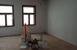 Casa de vanzare cu  2 camere ,Curtea41 - Tg Secuiesc, zona centrale