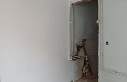 Casa de vanzare cu  2 camere ,Curtea41 - Tg Secuiesc, zona centrale