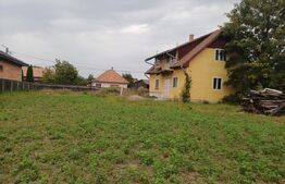 Casă dublă în comuna Hătuica, chiar în vecinătatea băilor termale.