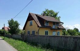 Casă dublă în comuna Hătuica, chiar în vecinătatea băilor termale.
