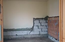 Casă dublă în comuna Hătuica, chiar în vecinătatea băilor termale.