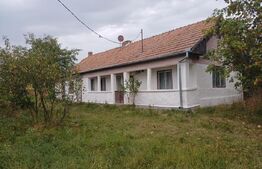 Casa tărănească in centru Hătuica