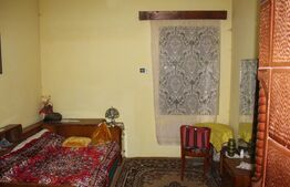 Casă tradițională cu curte generoasă, în centrul localității Vâlcele