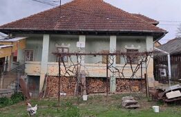 Casă tradițională cu curte generoasă, în centrul localității Vâlcele