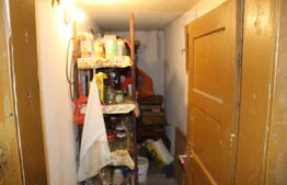 Casă tradițională cu curte generoasă, în centrul localității Vâlcele