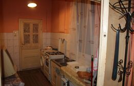 Casă tradițională cu curte generoasă, în centrul localității Vâlcele