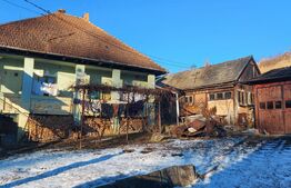 Casă tradițională cu curte generoasă, în centrul localității Vâlcele