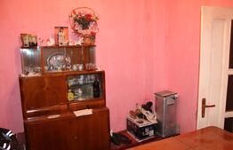 Casă tradițională cu curte generoasă, în centrul localității Vâlcele