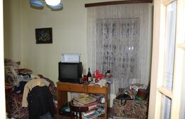 Casă tradițională cu curte generoasă, în centrul localității Vâlcele